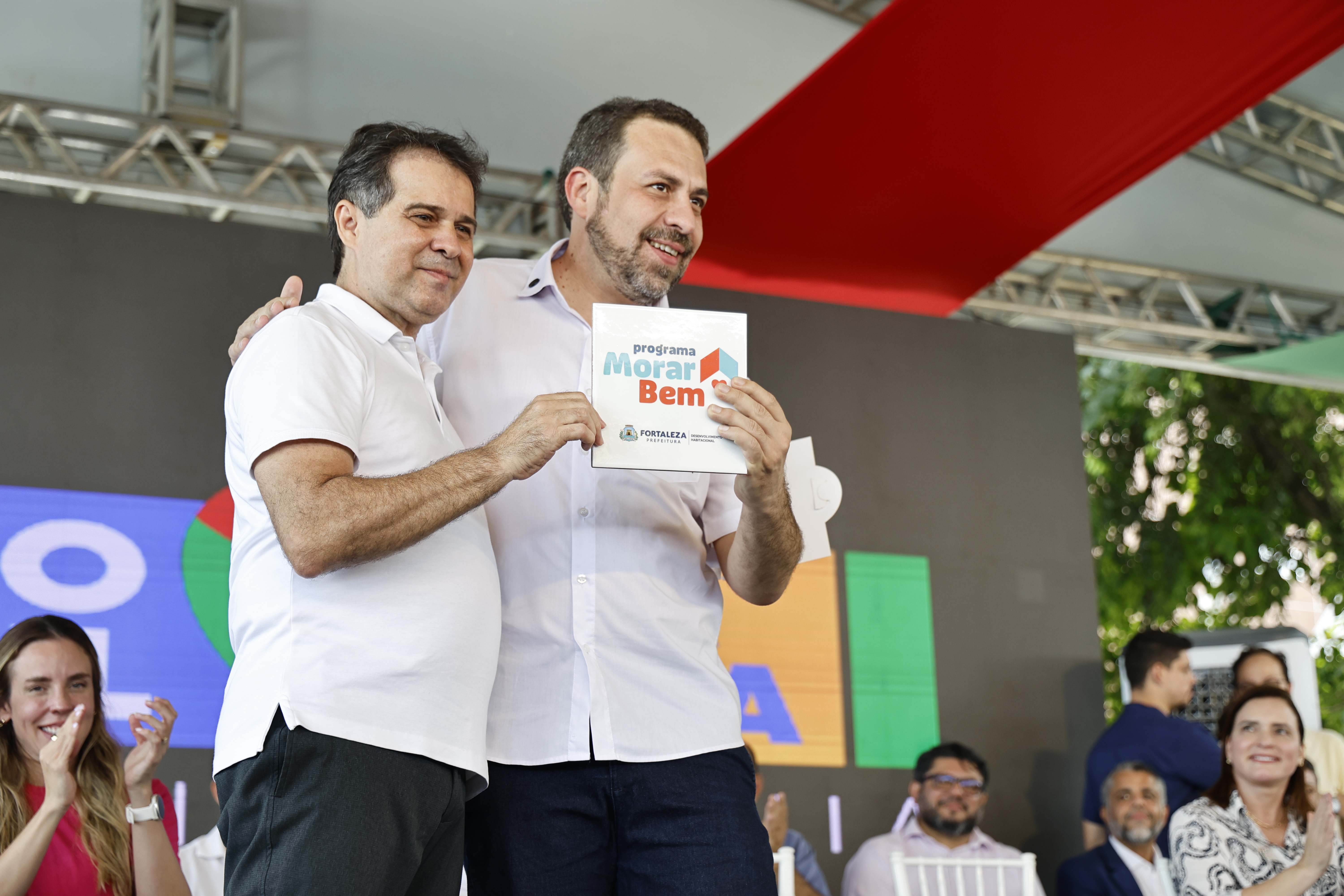 Prefeito Evandro Leitão e ministro Guilherme Boulos no palco do evento